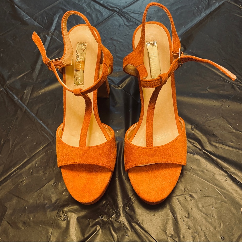 NWOB Olivia Miller Suede T-Strap Platform Sandals